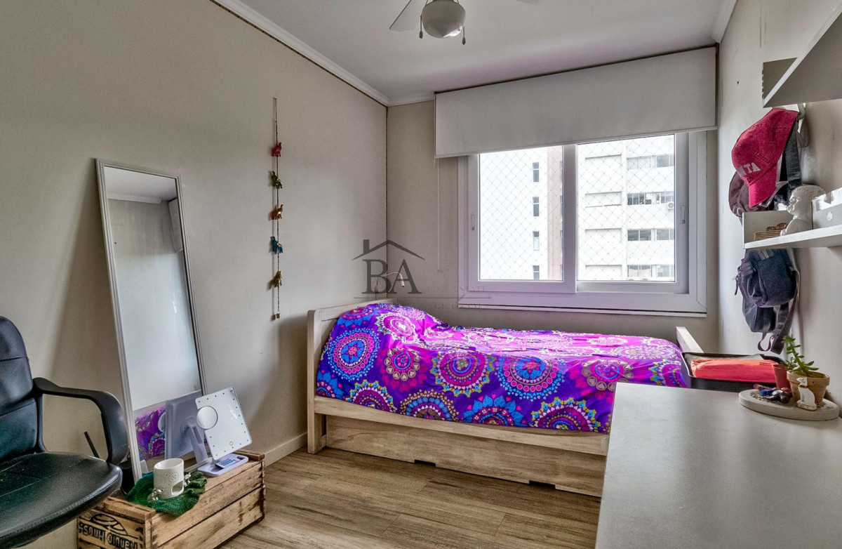 Apartamento ID.23 - Venta Apartamento en Punta del Este con 3 dormitorios y vista parcial a la playa.