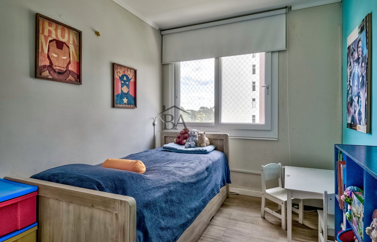 Apartamento ID.23 - Venta Apartamento en Punta del Este con 3 dormitorios y vista parcial a la playa.