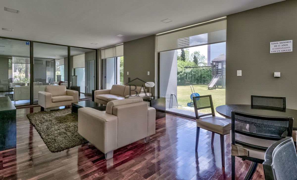 Apartamento ID.23 - Venta Apartamento en Punta del Este con 3 dormitorios y vista parcial a la playa.