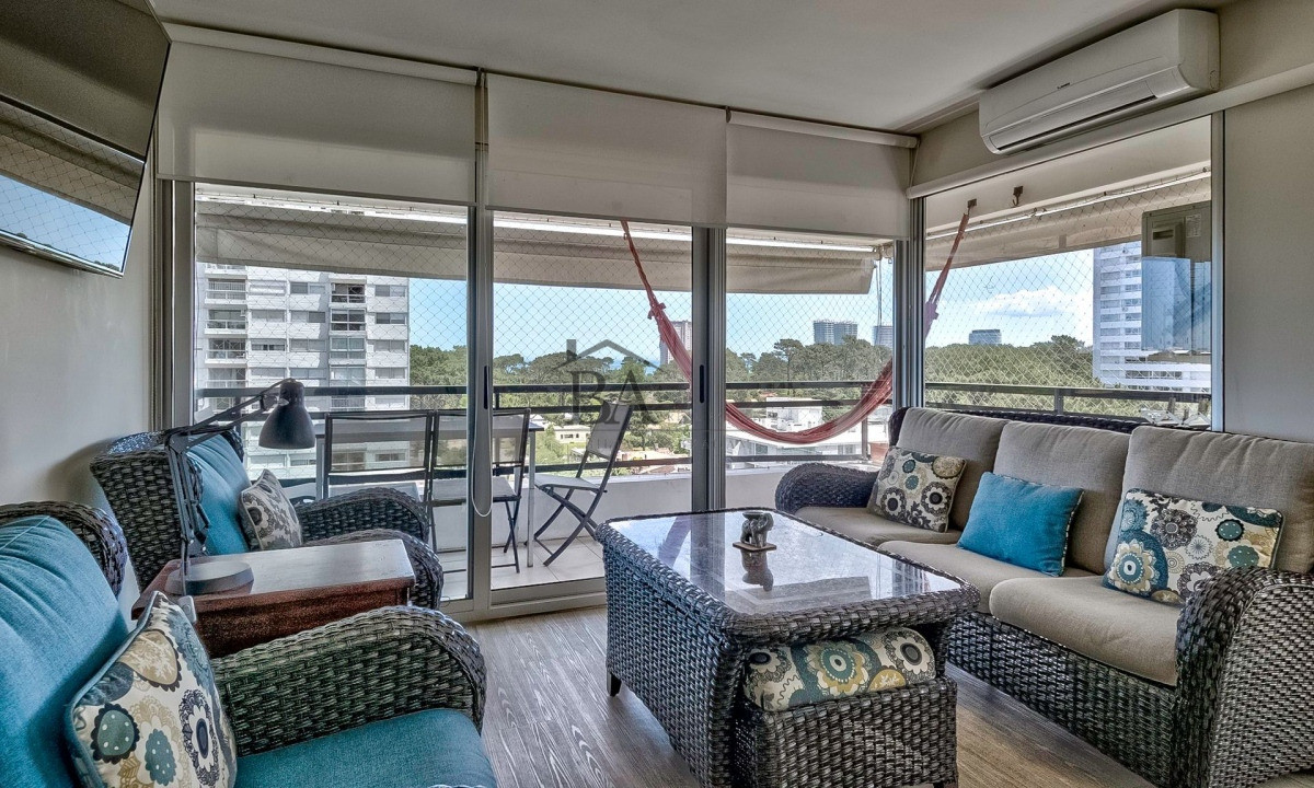 Apartamento ID.23 - Venta Apartamento en Punta del Este con 3 dormitorios y vista parcial a la playa.