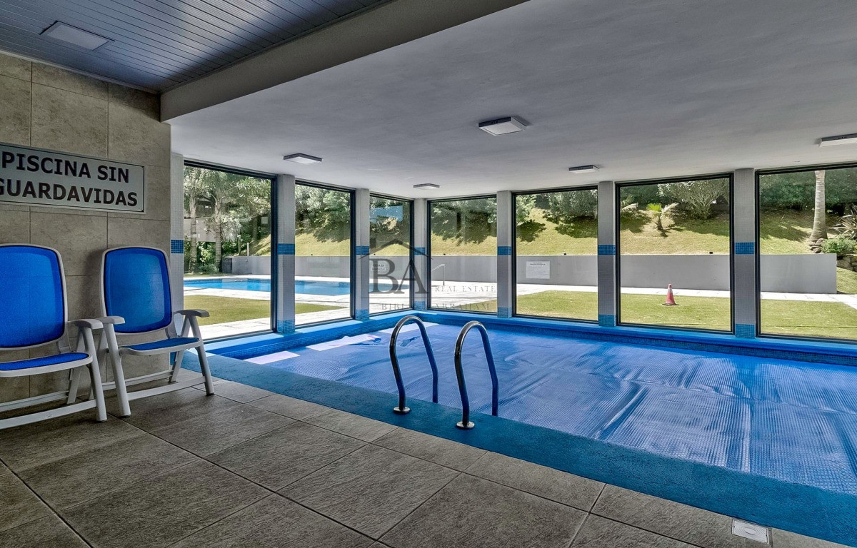 Apartamento ID.23 - Venta Apartamento en Punta del Este con 3 dormitorios y vista parcial a la playa.