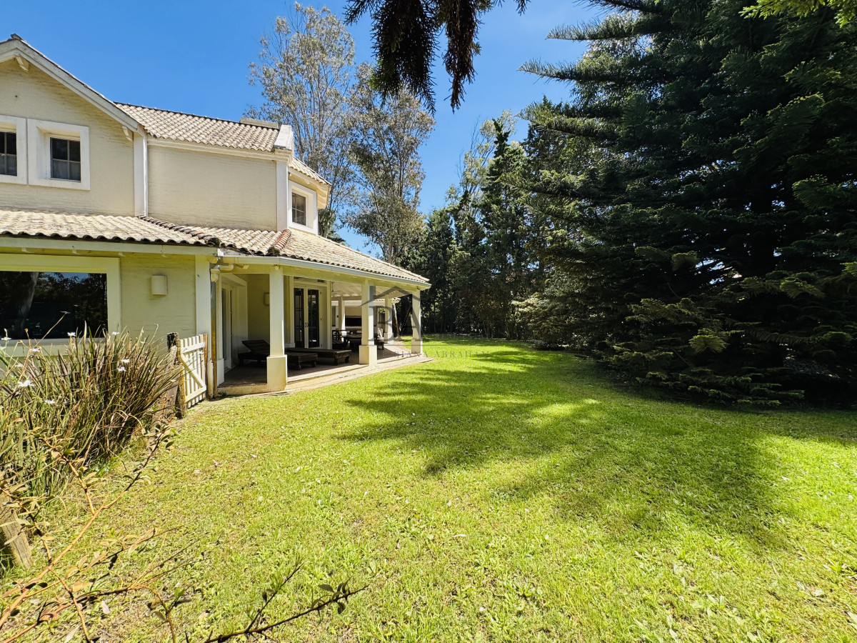 Casa ID.18 - Venta casa en Barrio Privado de 5 dormitorios.