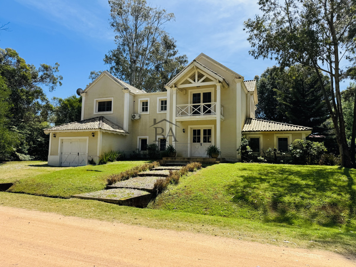 Casa ID.18 - Venta casa en Barrio Privado de 5 dormitorios.