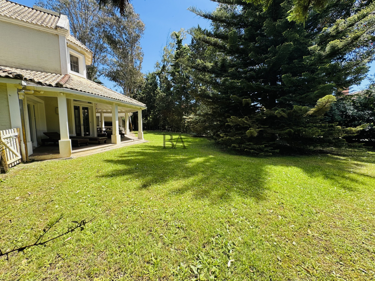 Casa ID.18 - Venta casa en Barrio Privado de 5 dormitorios.