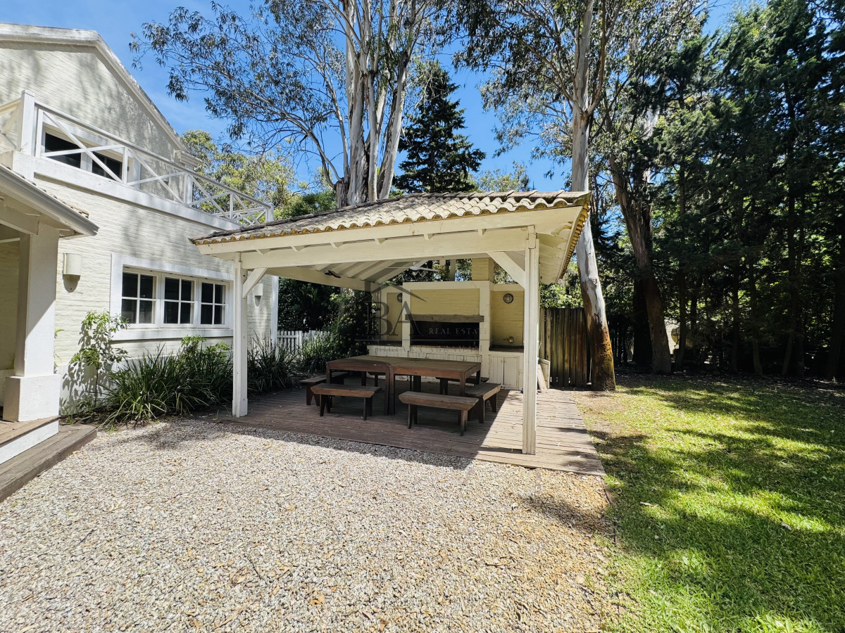 Casa ID.18 - Venta casa en Barrio Privado de 5 dormitorios.