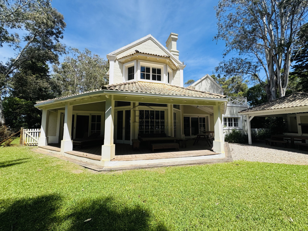 Casa ID.18 - Venta casa en Barrio Privado de 5 dormitorios.