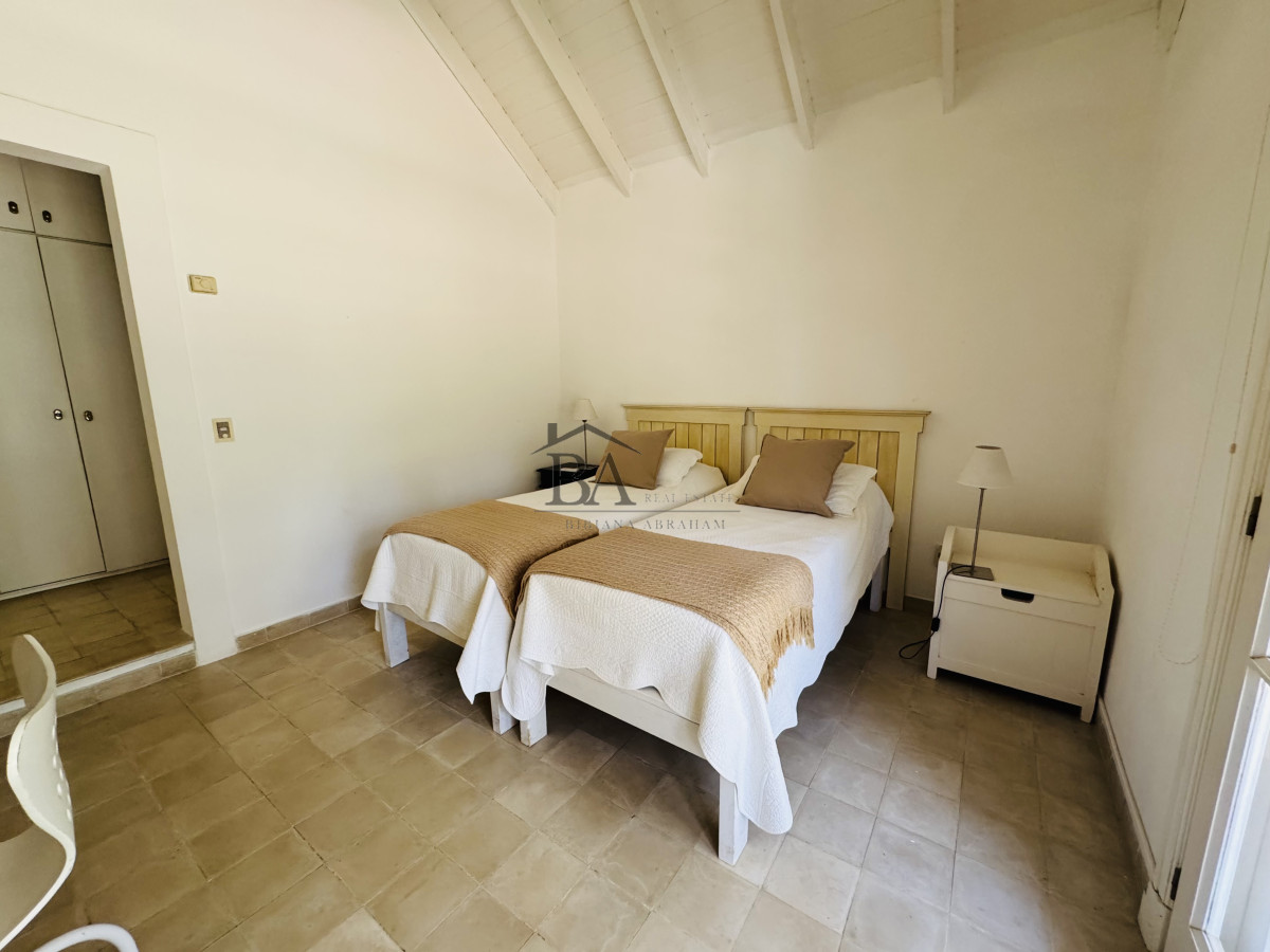 Casa ID.18 - Venta casa en Barrio Privado de 5 dormitorios.