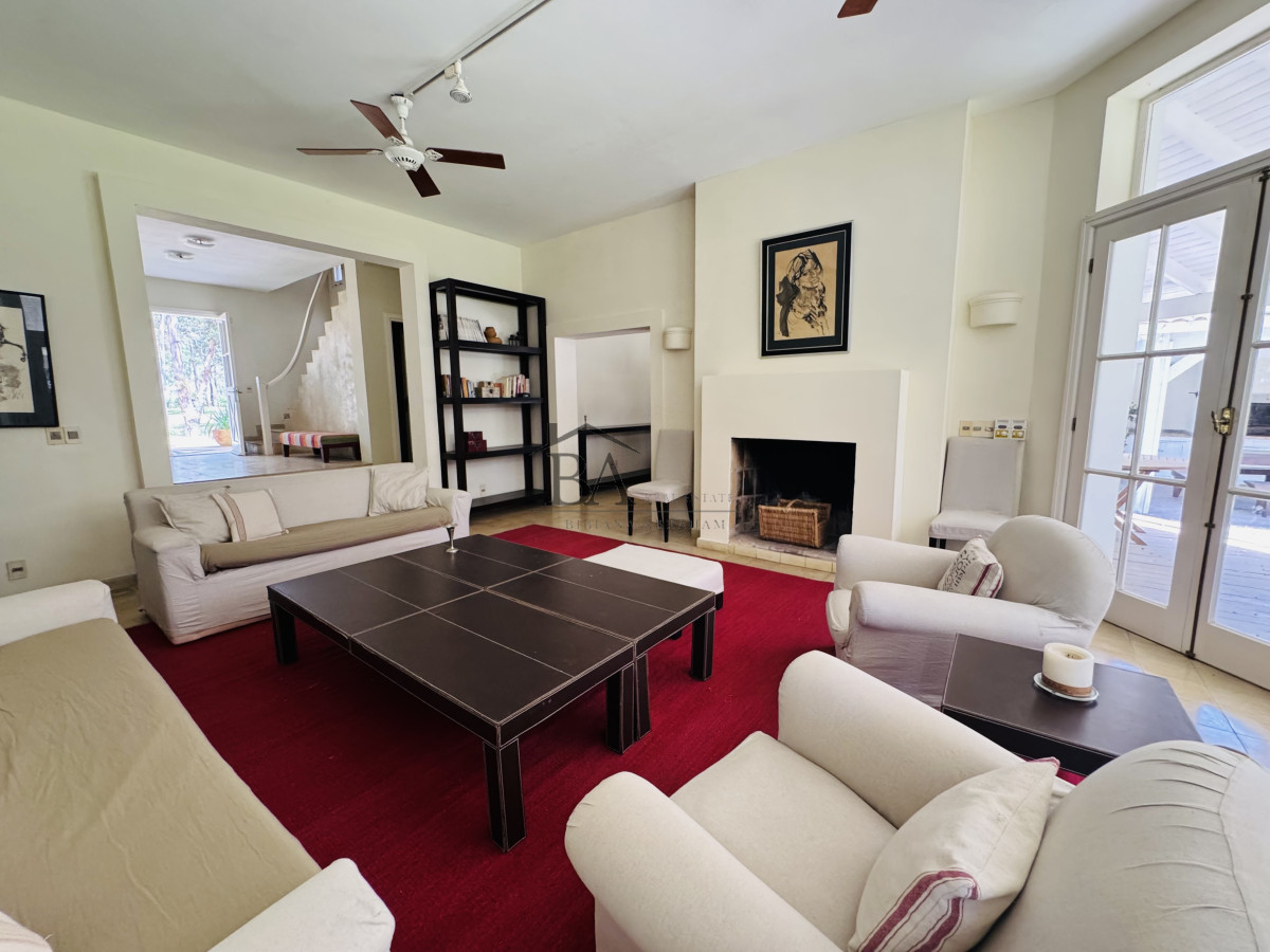 Casa ID.18 - Venta casa en Barrio Privado de 5 dormitorios.