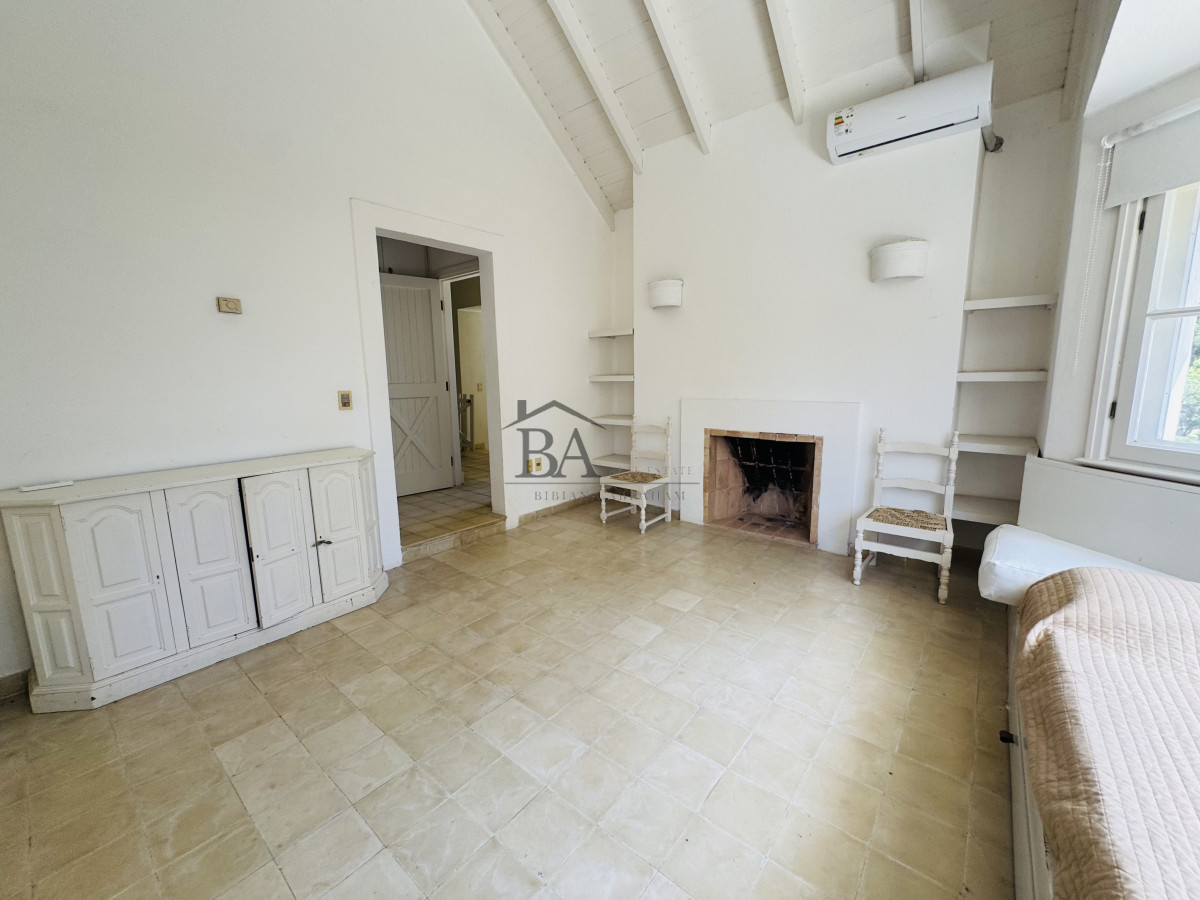 Casa ID.18 - Venta casa en Barrio Privado de 5 dormitorios.