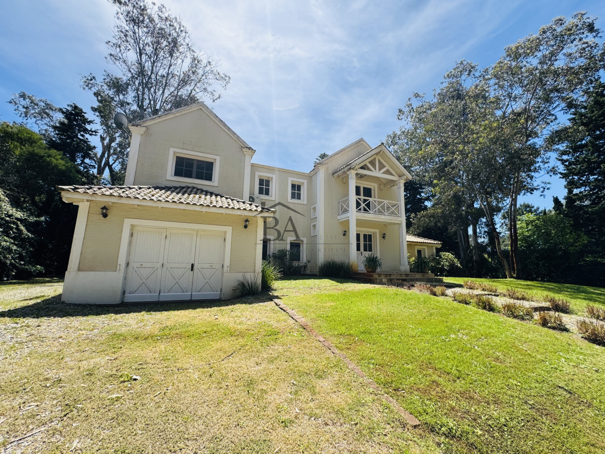 Casa ID.18 - Venta casa en Barrio Privado de 5 dormitorios.