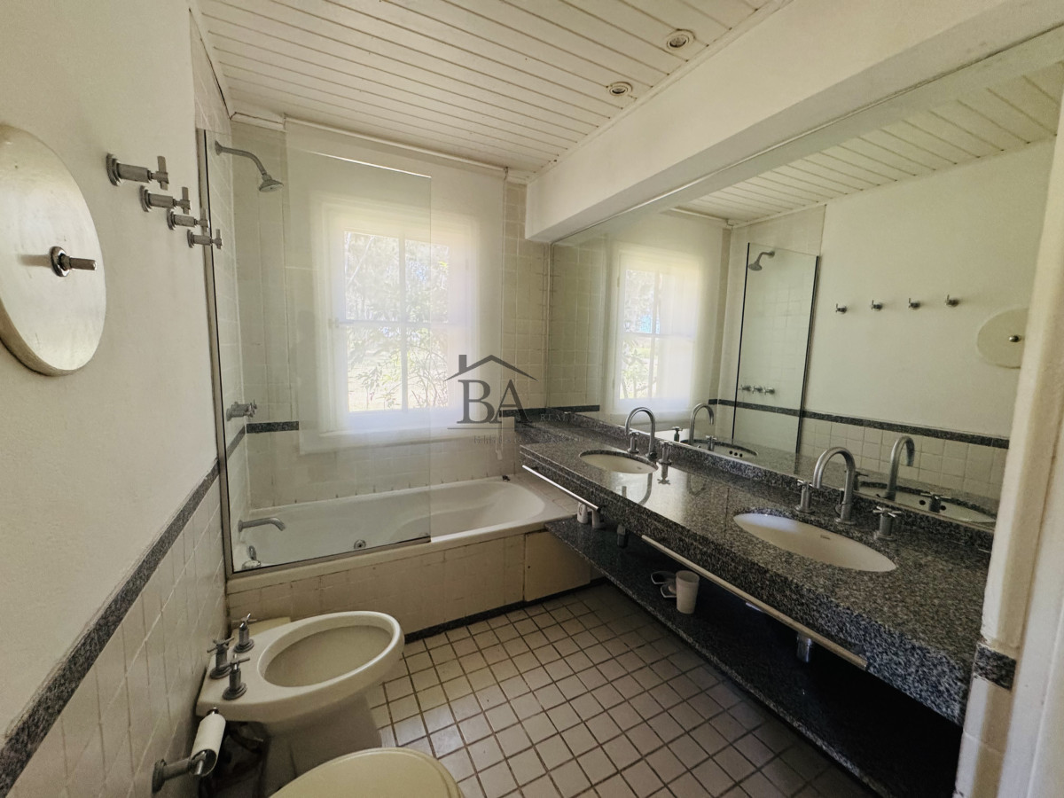 Casa ID.18 - Venta casa en Barrio Privado de 5 dormitorios.