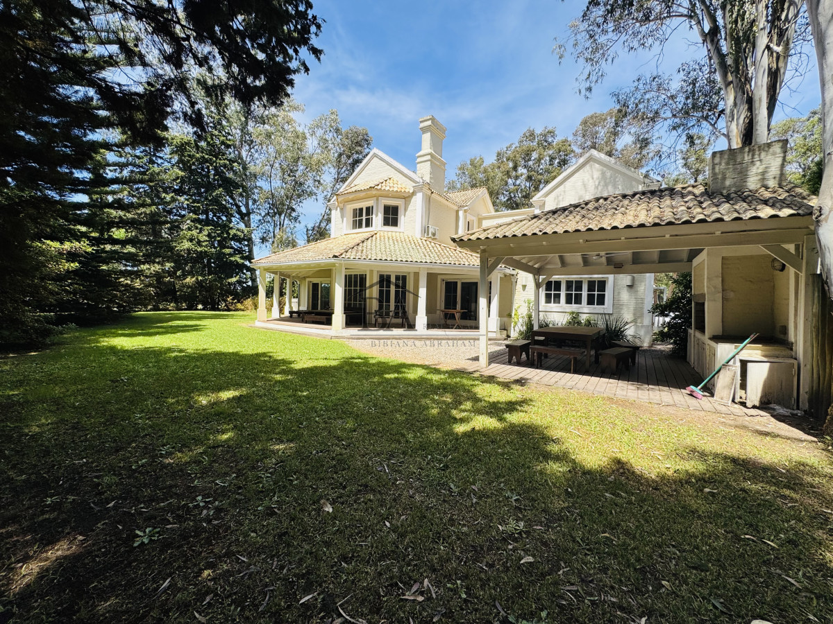 Casa ID.18 - Venta casa en Barrio Privado de 5 dormitorios.