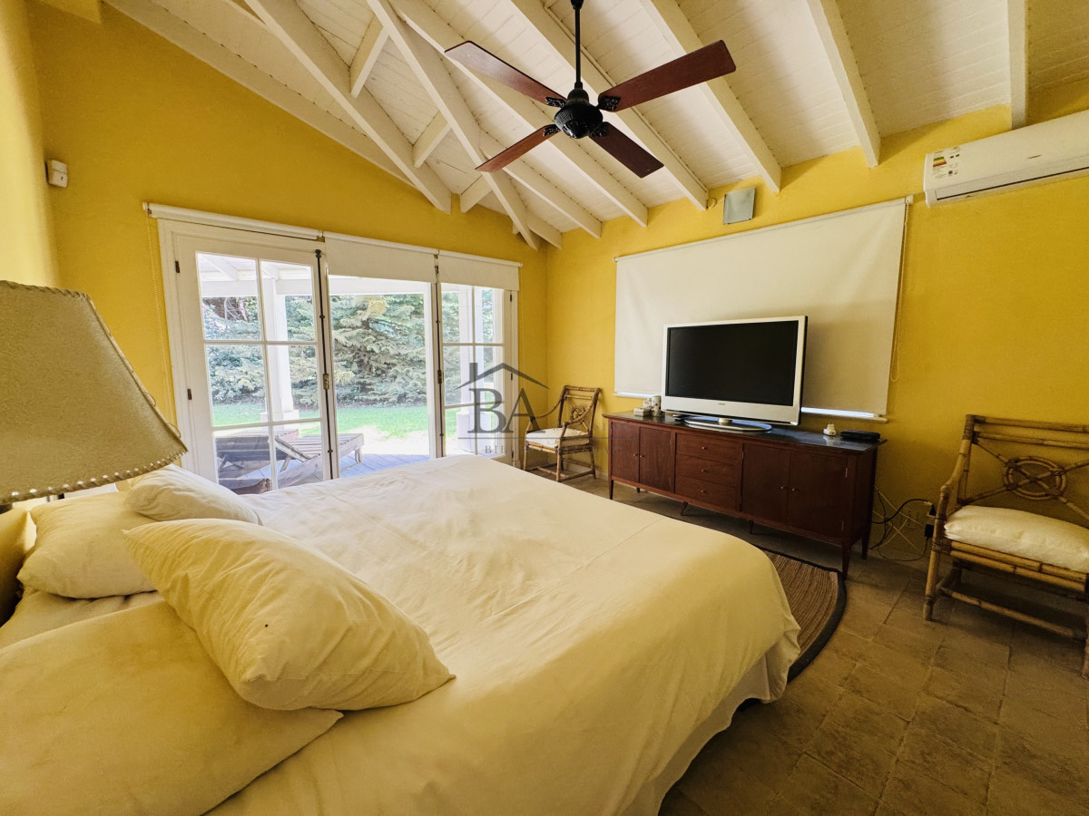 Casa ID.18 - Venta casa en Barrio Privado de 5 dormitorios.