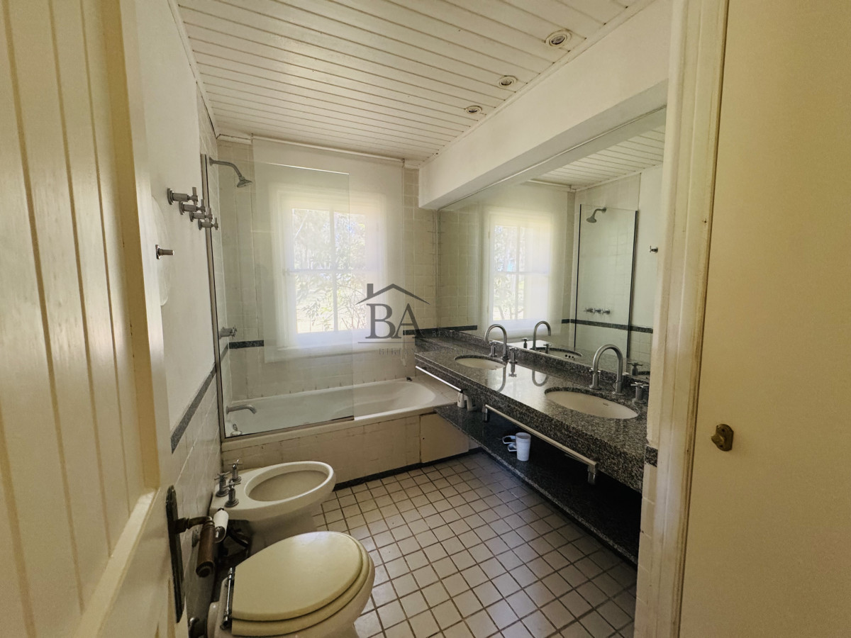 Casa ID.18 - Venta casa en Barrio Privado de 5 dormitorios.