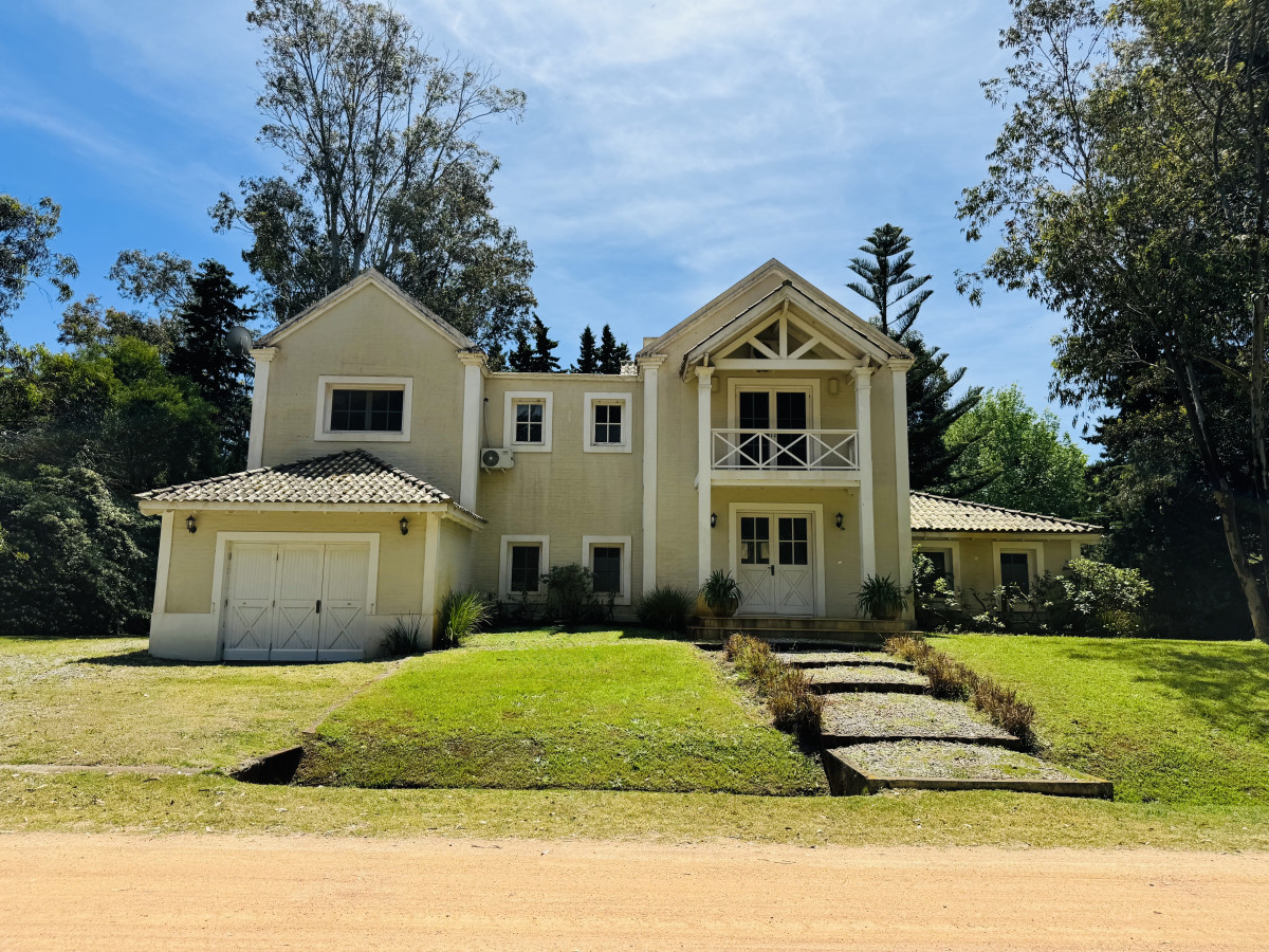 Venta casa en Barrio Privado de 5 dormitorios.