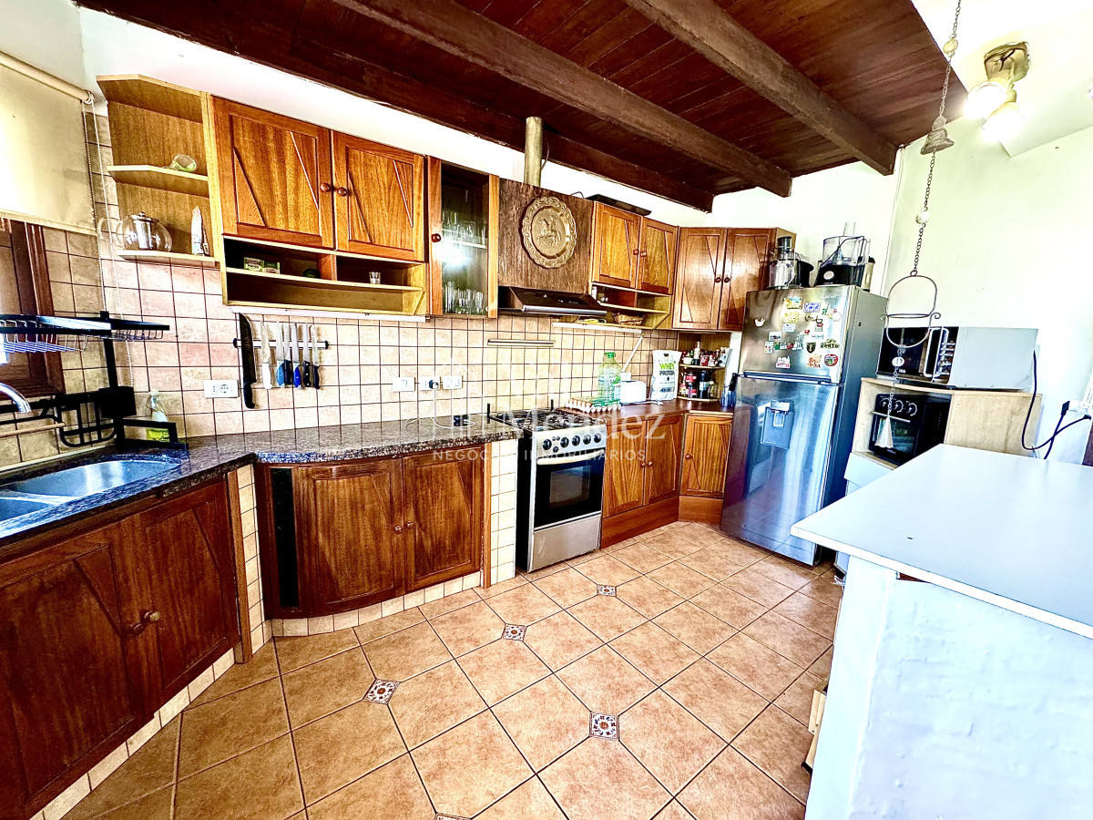 Casa ID.3981 - Alquiler anual casa de 4 dormitorios, zona Colegio. 