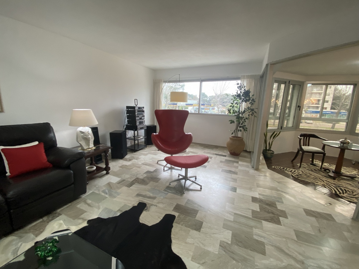 Apartamento ID.241 - Venta Apartamento 3 dormitorios + dependencia, excelente orientaciÃ³n