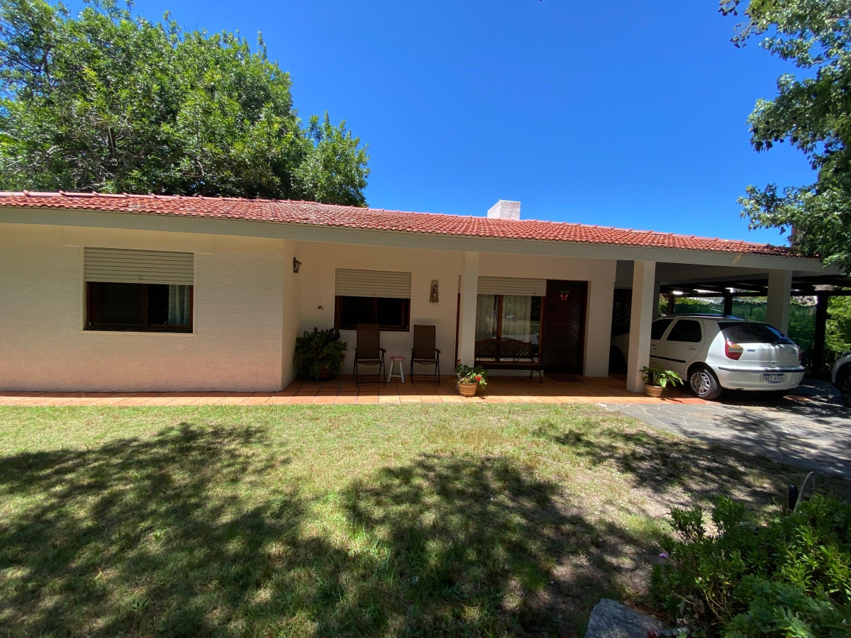 Casa ID.412 - Casa en Alquiler Anual 3 dormitorios+ 1 suite.