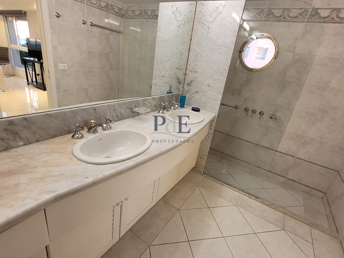 Beverly Tower | Residencia frente al mar en Playa Mansa - Imagen 10