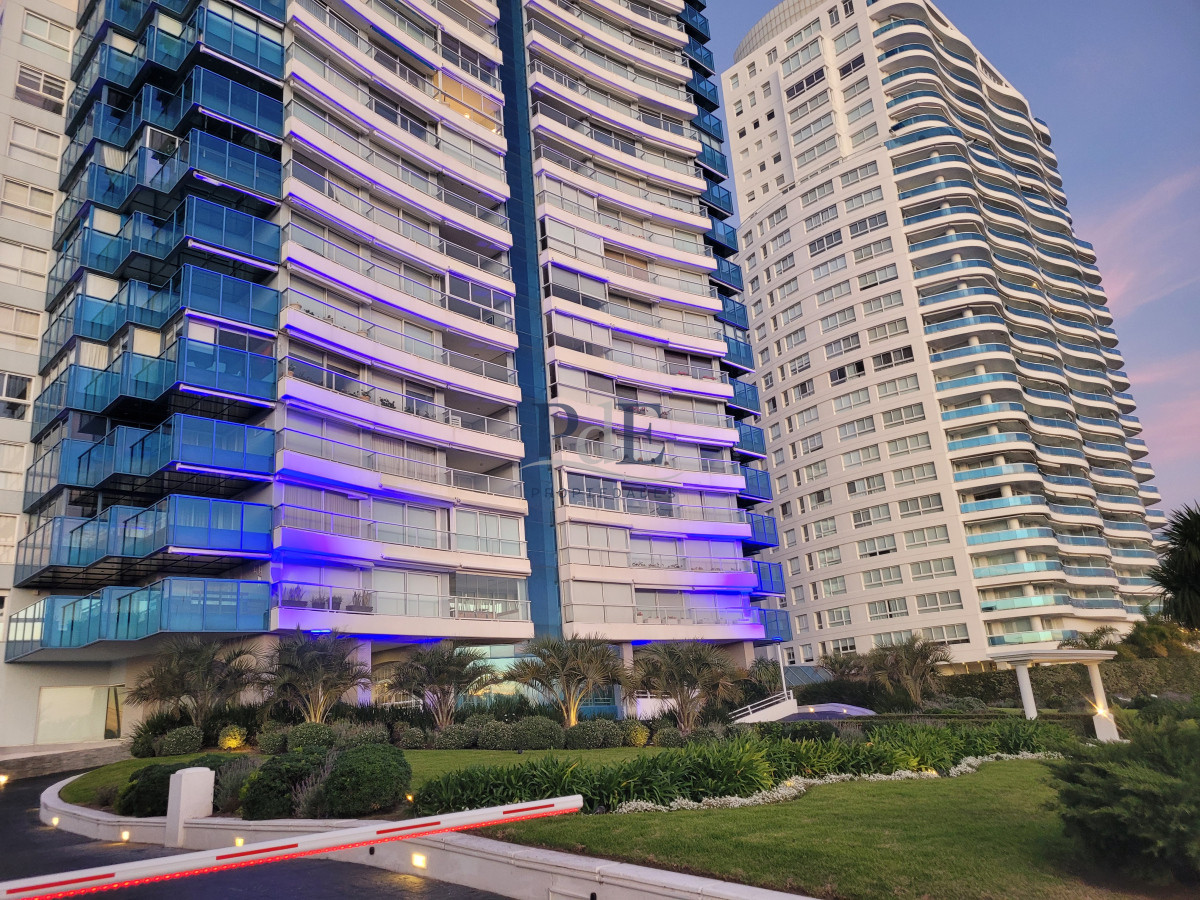 Beverly Tower | Residencia frente al mar en Playa Mansa - Imagen 18