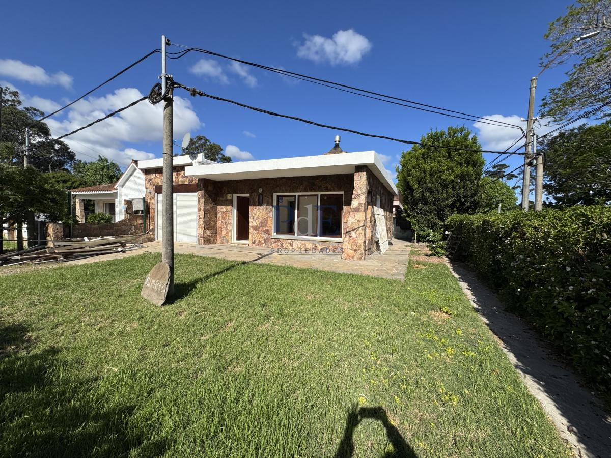 Venta Casa de 2 dormitorios cerca de playa mansa y servicios.  - Imagen 4