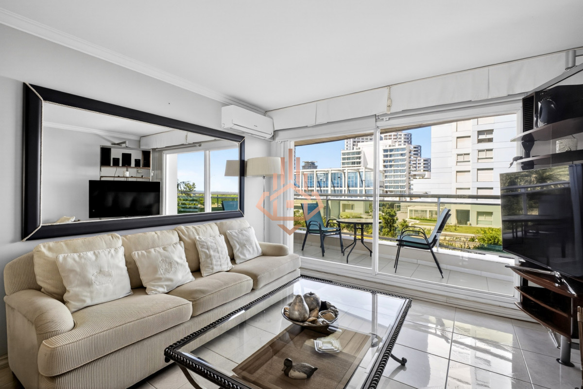 Venta apartamento 3 dormitorios 2 baños Coral Tower - LUX21099223A