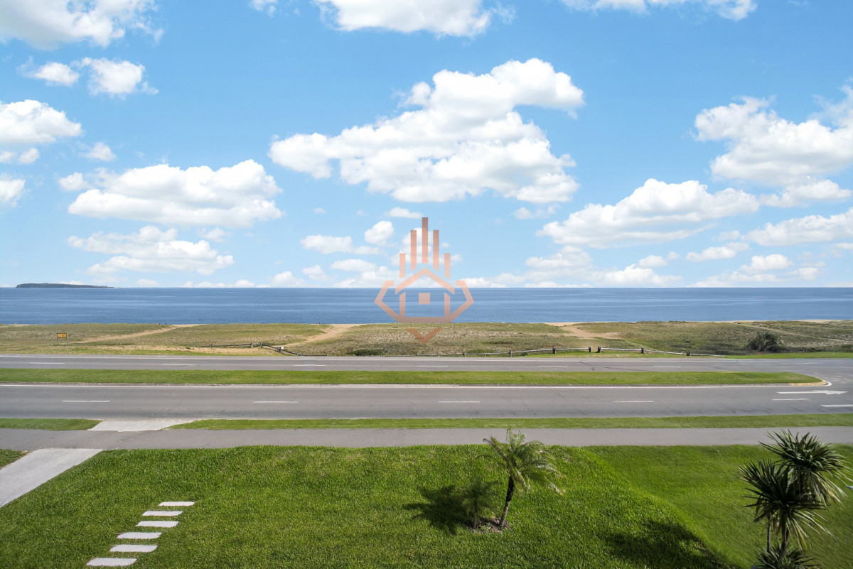 Venta apartamento de 3 dormitorios en suite, con vista al mar, primera Linea. - LUX21099233A