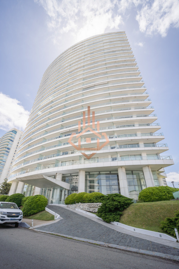 Comodo Apartamento de 3 suites - LUX682A