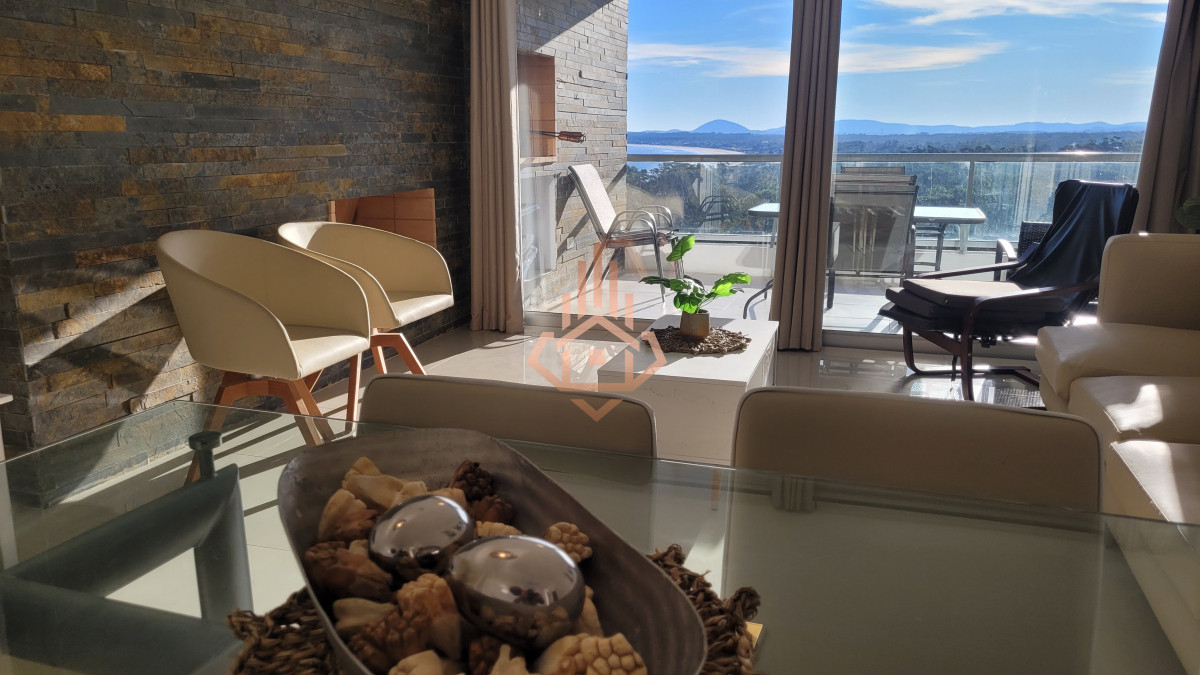 Apartamento dúplex en venta con vista panorámica en Punta Ballena - LUX116A