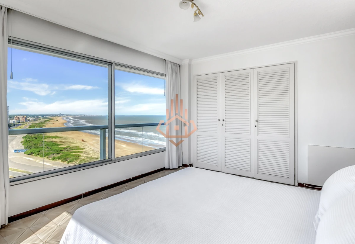 Venta apartamento de 3 dormitorios mas dependencia frente al Mar