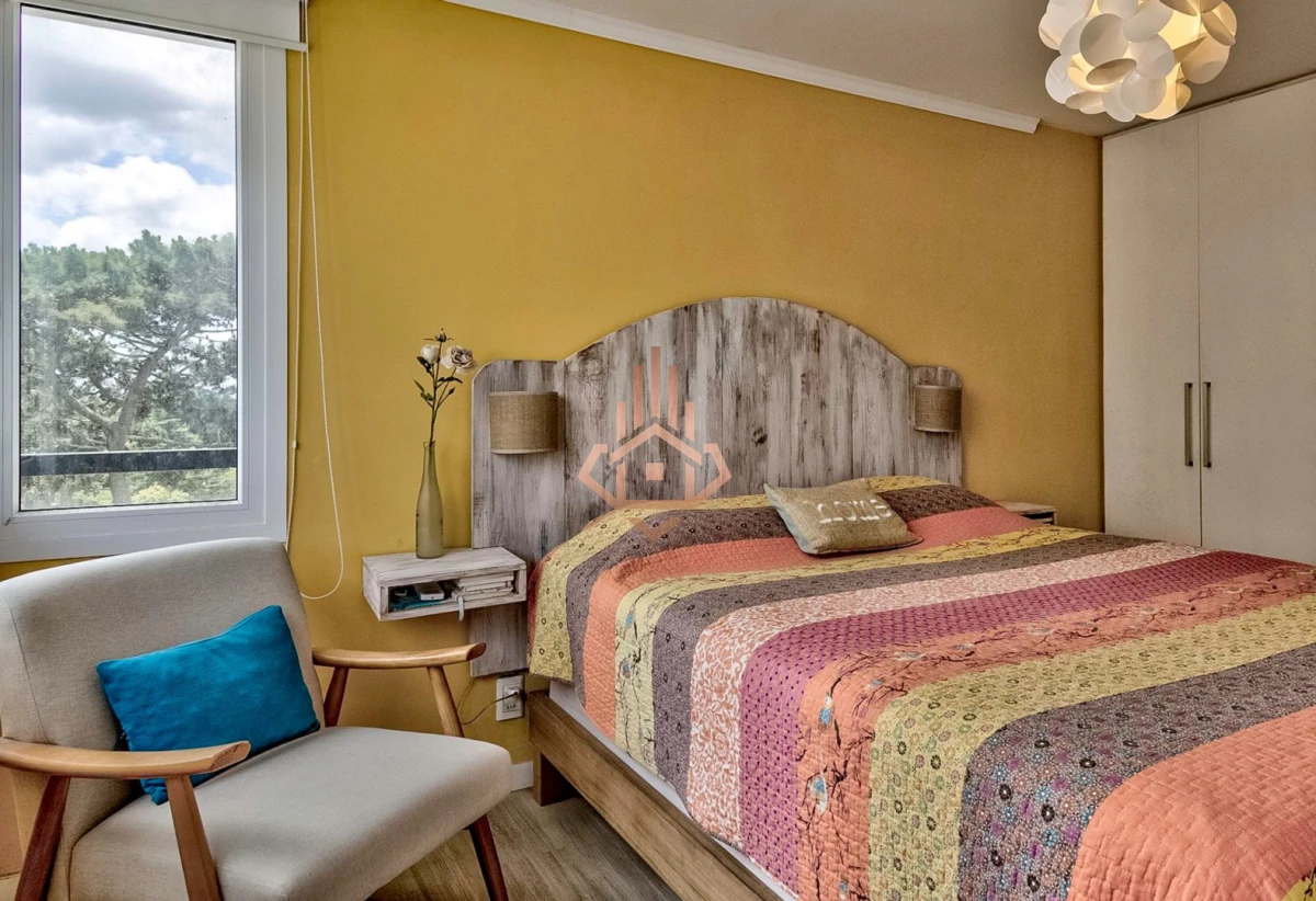 Venta Apartamento en Punta del Este con 3 dormitorios y vista parcial a la playa.