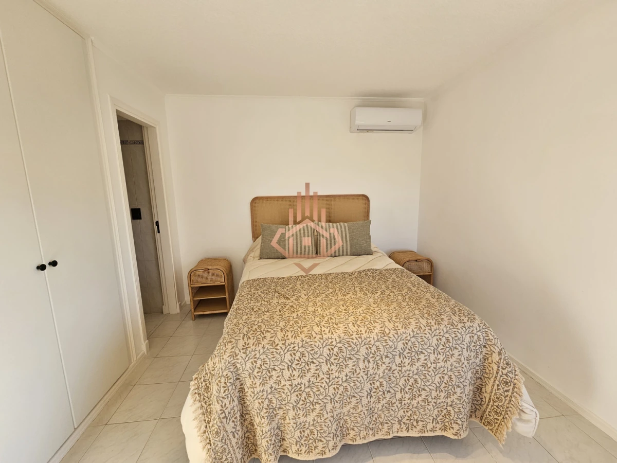 Venta de Apartamento de Dos Dormitorios y Medio Piso Alto