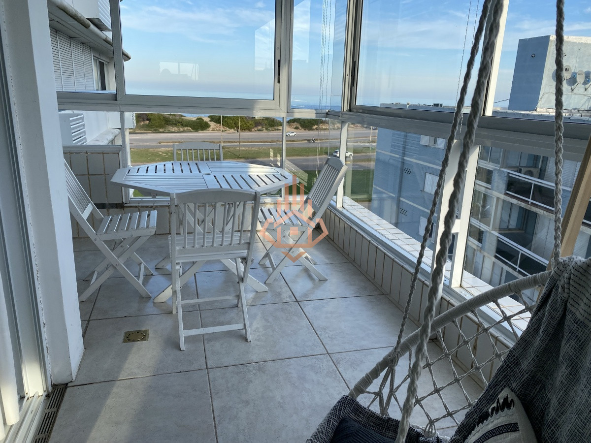 Venta apartamento de 3 dormitorios mas dependencia, frente a playa Brava.