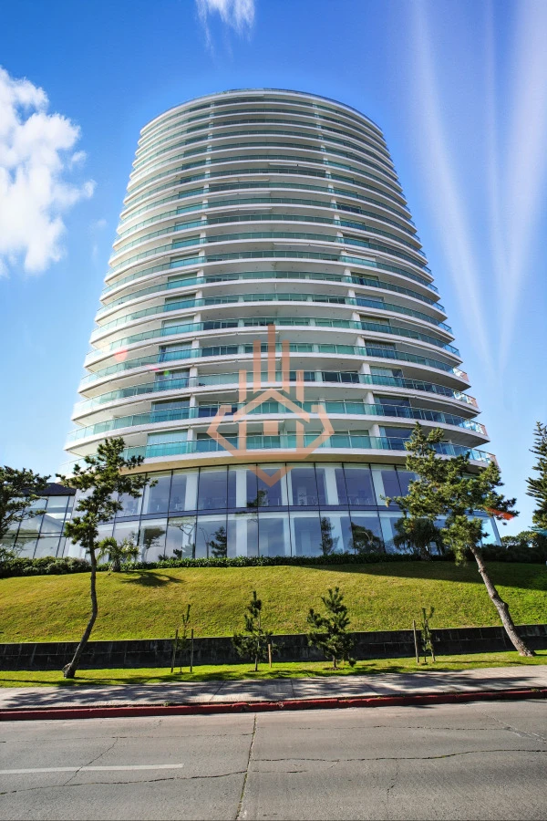 Apartamento en Venta 3 suites + servicio en Paramount Tower, Playa Mansa