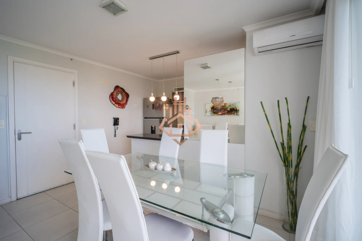 Venta Apartamento de 1 dormitorio medio a pasos del mar con vista parcial mar.