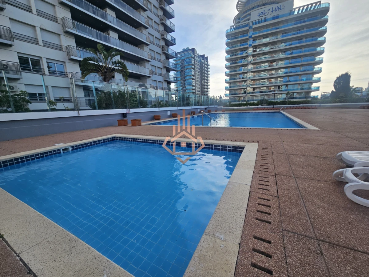 Venta de Apartamento de Dos Dormitorios y Medio Piso Alto