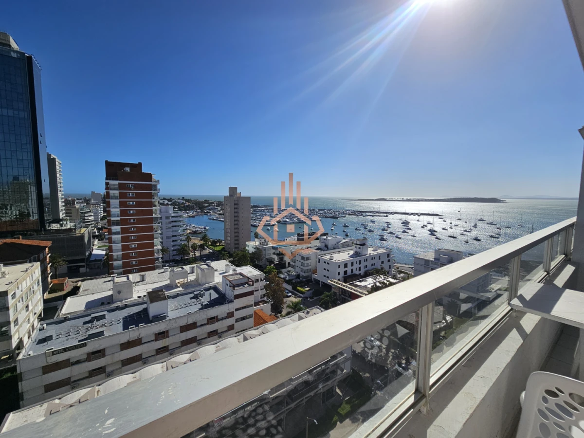 Se vende apartamento de 3 dormitorios en la Península, piso alto con vista al mar