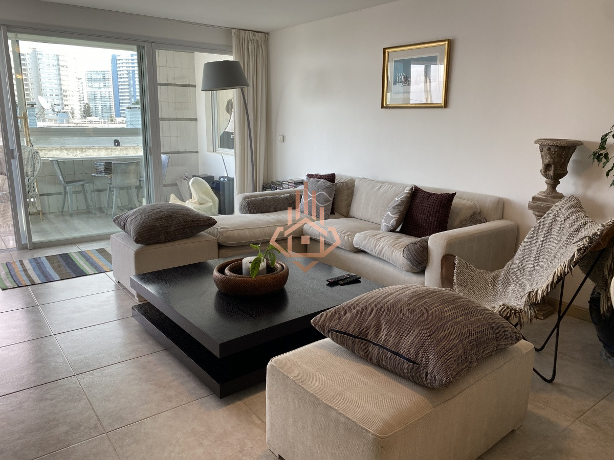 Venta apartamento de 3 dormitorios mas dependencia, frente a playa Brava.