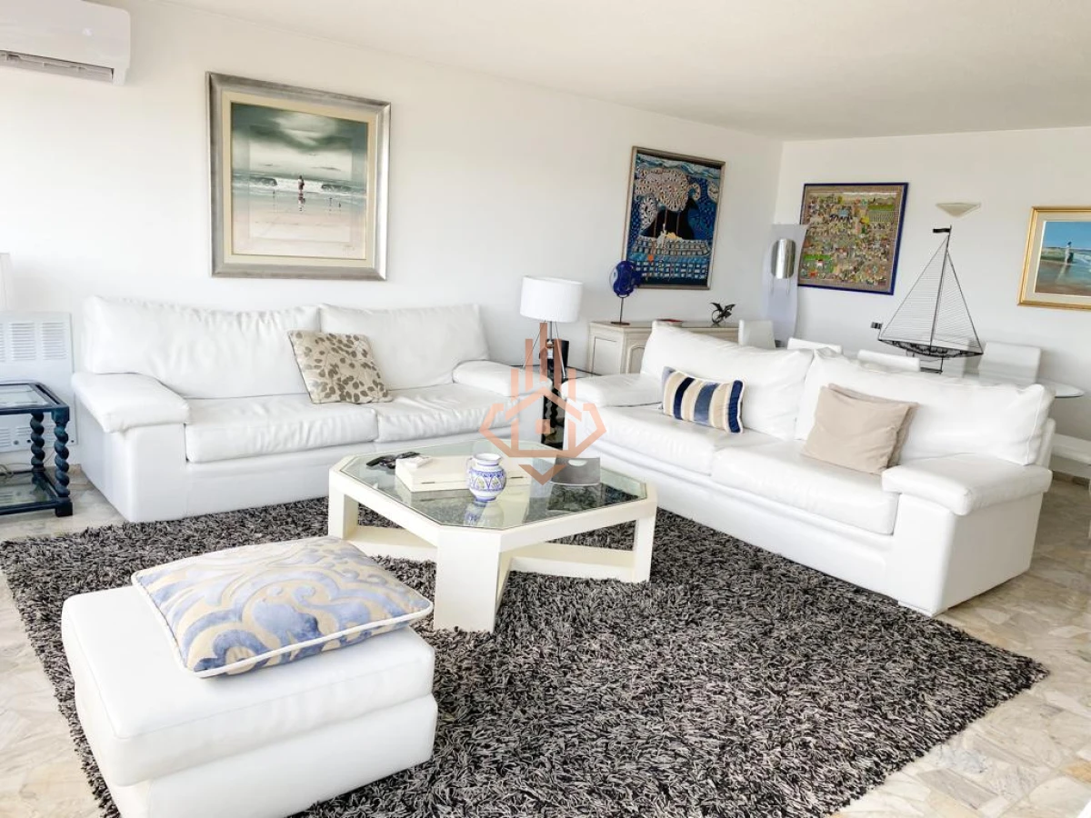 Apartamento 4 dormitorios Venta en Punta del Este.