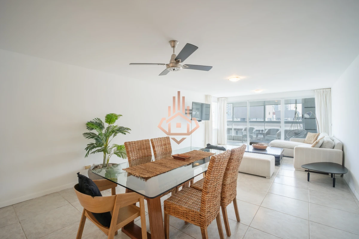 Venta apartamento de 3 dormitorios mas dependencia, frente a playa Brava.