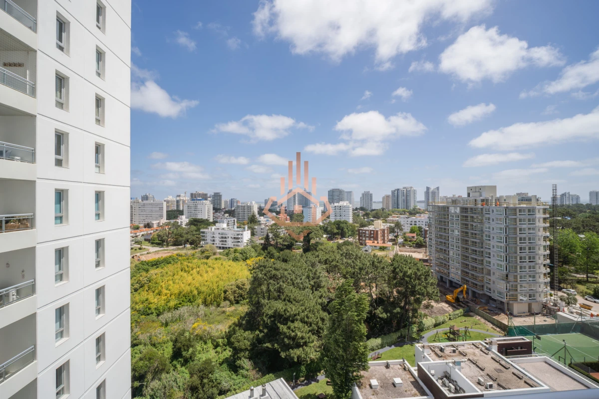 Venta Apartamento de 1 dormitorio medio a pasos del mar con vista parcial mar.