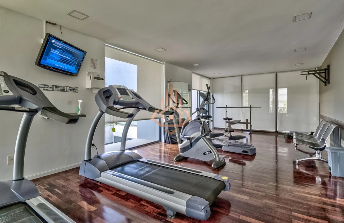 Venta Apartamento en Punta del Este con 3 dormitorios y vista parcial a la playa.