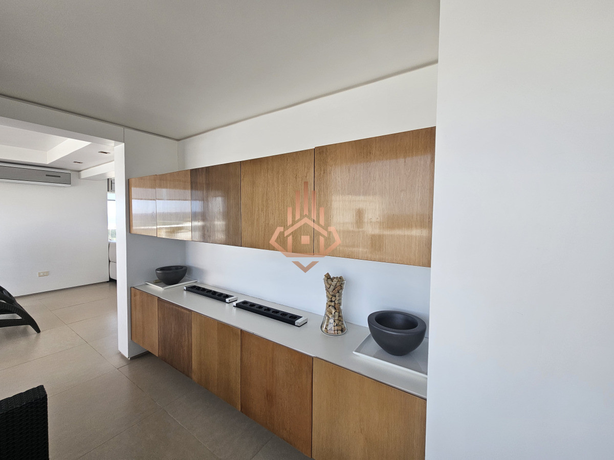 Se Vende Depto en Primera Linea de 4 Dormitorios en Suite Playa Brava