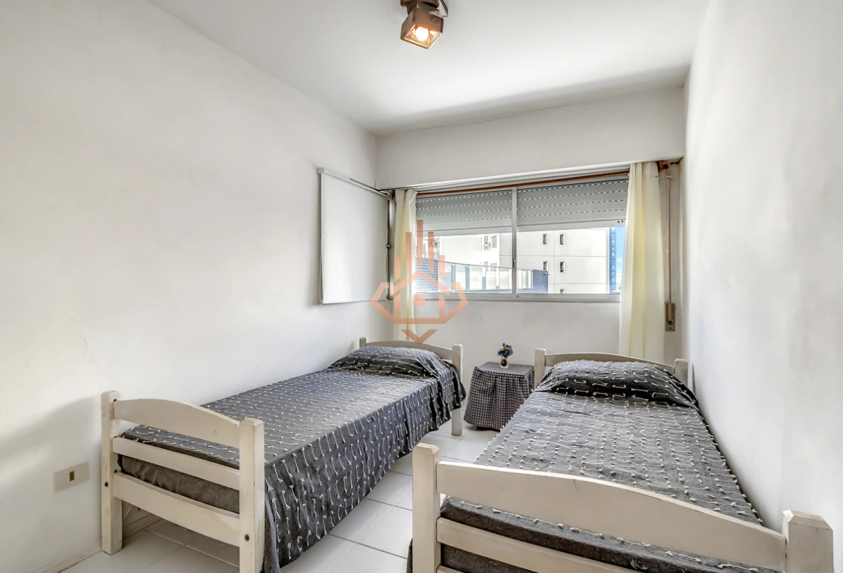 Venta apartamento 3 dormitorios, a pasos de Playa Brava. Terraza amplia