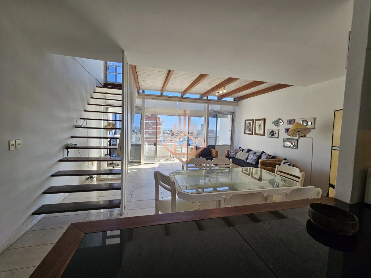 Se vende apartamento de 3 dormitorios en la Península, piso alto con vista al mar