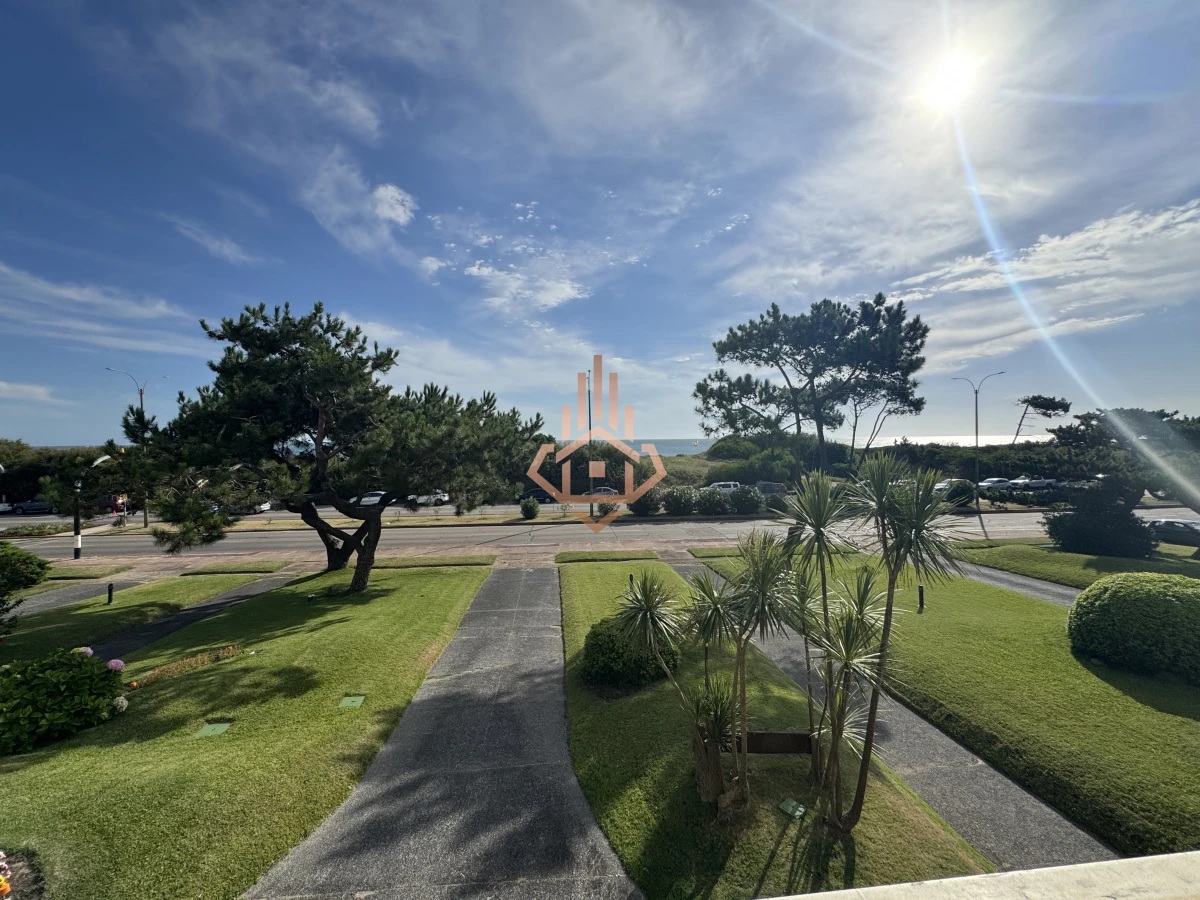 Venta apartamento frente al Mar de 3 dormitorios.