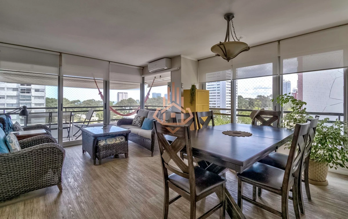 Venta Apartamento en Punta del Este con 3 dormitorios y vista parcial a la playa.