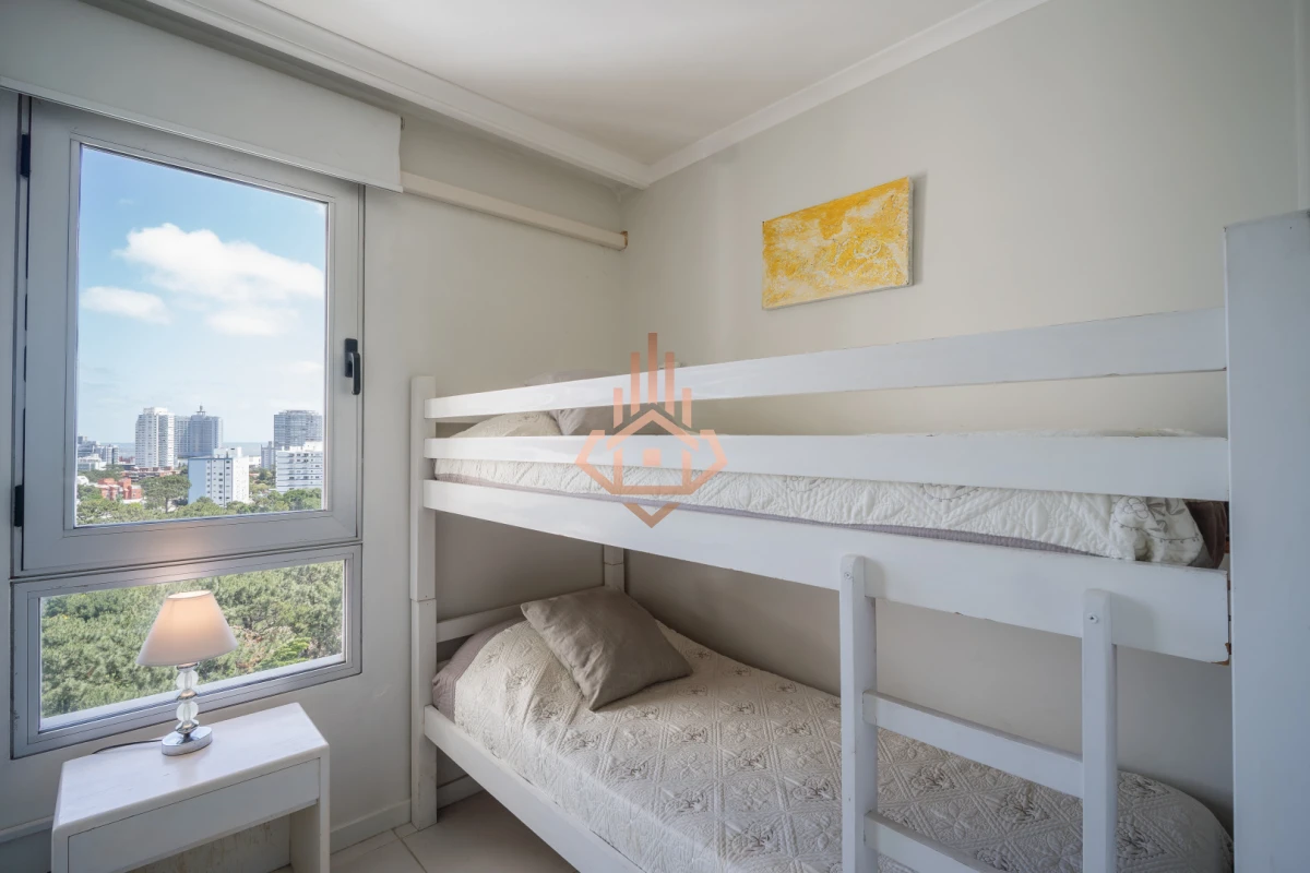 Venta Apartamento de 1 dormitorio medio a pasos del mar con vista parcial mar.