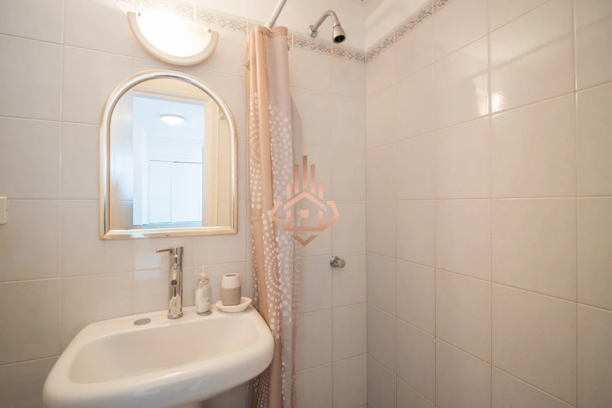 Venta apartamento de 3 dormitorios mas dependencia, frente a playa Brava.