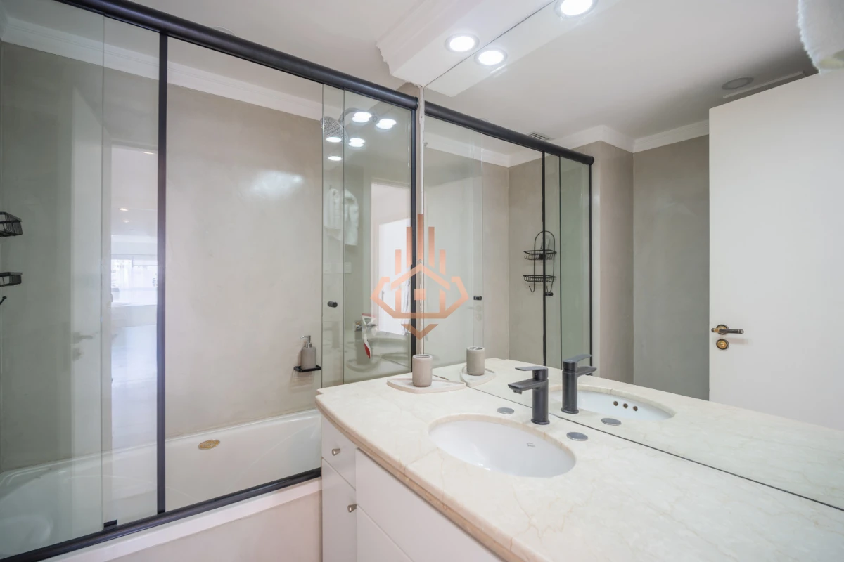 Venta apartamento de 3 dormitorios mas dependencia, frente a playa Brava.